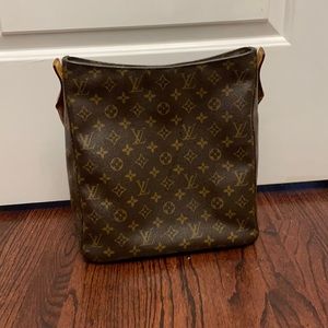 Authentic Louis Vuitton GM Looping Base 11.25”
Ht: 12.25”
Width: 4”
Drop: 10.5”